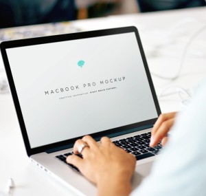 MacBook Pro 2015 Mockup PSD